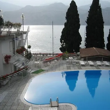 Excelsior Bay Отель Мальчезине