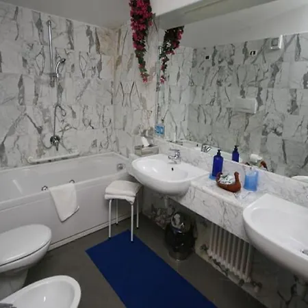 Excelsior Bay מלון 4*